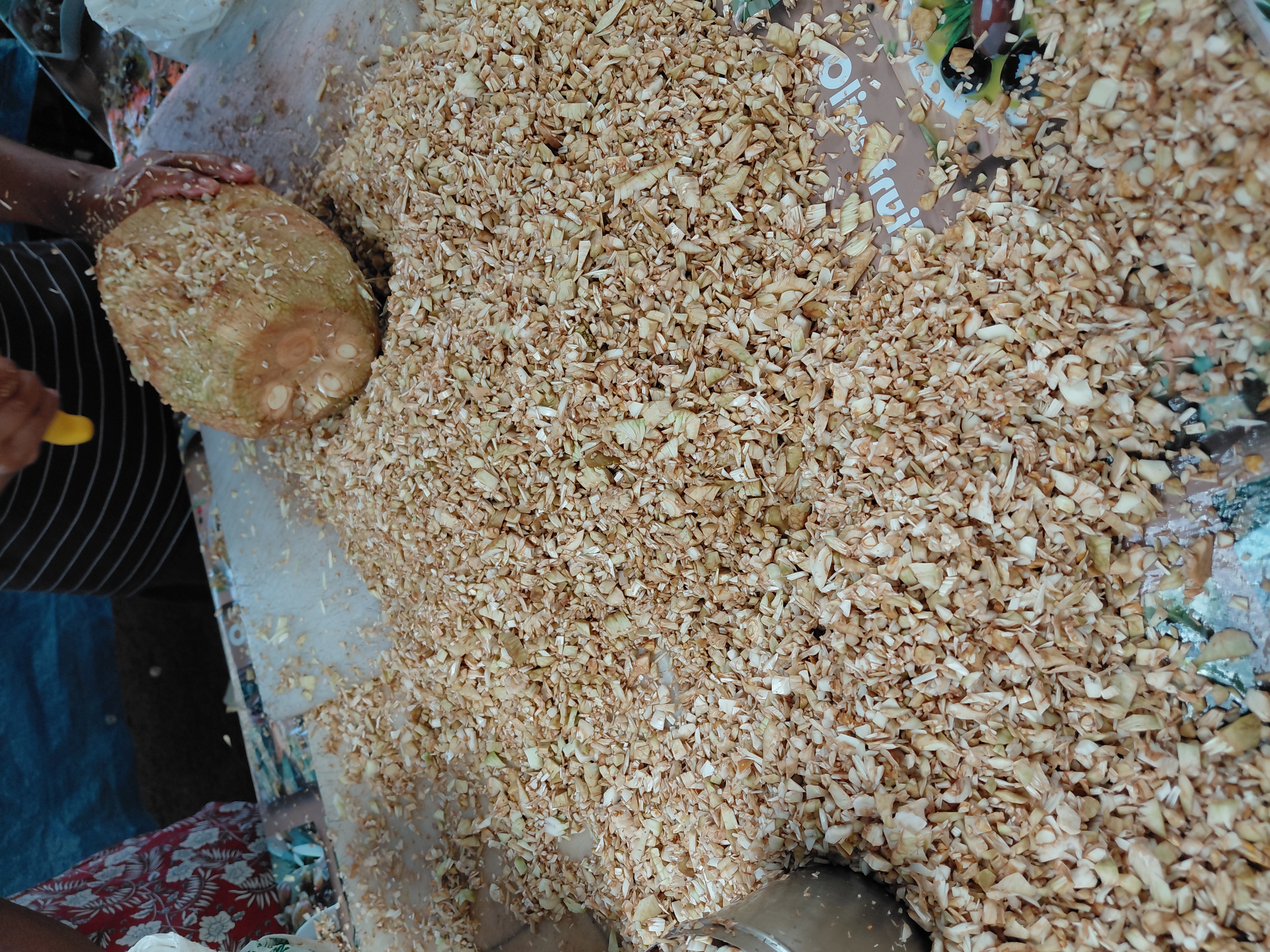 Le ti jacque battu demande de préparer finement le fruit jeune avant sa cuisson.